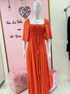 Vestido longo laranja de mangas com lastex na parte superior e detalhe na cinty
