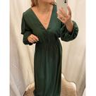 Vestido Longo Viscolinho Manga Longa Decote V e Cintura Marcada Morena-Verde Escuro
