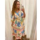 Vestido Morena com Fenda Decote V Cintura Marcada - Preto Tropical Vestido Morena com Fenda Decote V Cintura Marcada - Preto Tropical