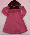 Vestido nas cores coral e uva com capuz trabalhado numeração 3,4,6,8.do Vestido nas cores coral e uva com capuz trabalhado numeração 3,4,6,8.do