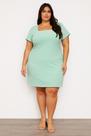 Vestido plus size com decote quadrado