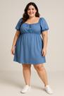 Vestido plus size franzido no decote