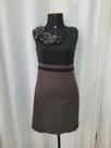 Vestido preto com decoração de flores
