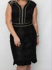 Vestido preto plus size com pedras sem manga