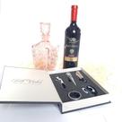 Vinho cabernet com kit abridor e garrafa vidro retrô rosa claro Vinho cabernet com kit abridor e garrafa vidro retrô rosa claro
