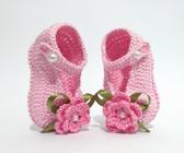 A235 Sapatinho de croche feminino para bebe rosa com flor
