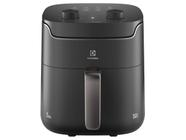 Air Fryer Electrolux Efficient EAF40 na cor grafite com painel superior de controle e puxador frontal
