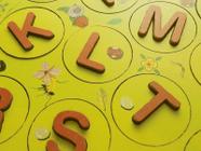 Jogo Educativo 52 peças Resistentes P/ Crianças Alfabetização Madeira  Infantil Descobrindo o Alfabeto Brinquedo Pedagógico Nig A partir de 3 anos  - Brinquedos Educativos - Magazine Luiza