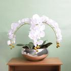 Arranjo com Três Hastes de Orquídeas Brancas no Vaso Prateado Formosinha
