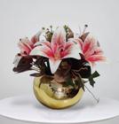 Arranjo de flores Lírios artificiais no vaso decorativo