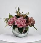 Arranjo de flores rosas artificiais lindas no vaso prata