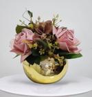 Arranjo de flores rosas artificiais no vaso dourado