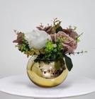 Arranjo de flores rosas artificiais no vaso ouro espelhado