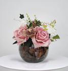 Arranjo de flores rosas artificial com o vaso terrário