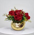 Arranjo de flores rosas vermelhas artificiais no vaso