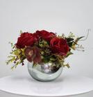 Arranjo de flores rosas vermelhas artificiais no vaso prateado
