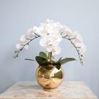 Arranjo de Orquídeas Brancas de Silicone no Vaso de Vidro Dourado