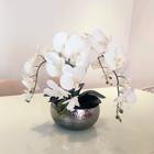 Arranjo metal prata com 4 orquídeas brancas toque real 45ax56l/cm