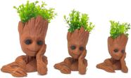 Baby Groot - Trio Com Flores Artificiais Inclusas (15cm 12cm e 10cm )