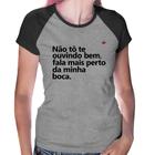 Baby Look Raglan Não tô te ouvindo bem, fala mais perto da minha boca - Foca na Moda