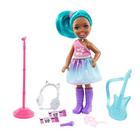 Barbie Chelsea pode ser playset com cabelo azul Chelsea Rockstar Doll (6-em/15.24-cm), guitarra, microfone, fones de ouvido, 2 ingressos VIP, óculos em forma de estrela, grande presente para idades de 3 anos de idade e up