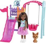 Barbie Chelsea Swing Set Playset com Chelsea Doll (6 em Morena) Vestindo Saia Star-Print, Cachorrinho de Estimação, Swing &amp Slide, Presente para Crianças de 3 a 7 Anos