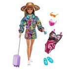 Barbie Travel Playset com Fashionistas Travel Doll (11,5 em Morena) e Scooter, Pet Puppy, Adesivos & Acessórios de Viagem, Presente para Crianças de 3 a 7 Anos