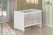 Berço padrão americano com Suporte Mosquiteiro CAT em MDF com Rodízios nos Pés Cor Branco brilho 100% MDF com certificado