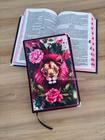 Bíblia Leão flores rosas capa dura acolchoada com harpa