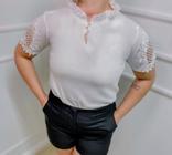 Blusa feminina manga curta detalhe guipir gola alta babado com botões
