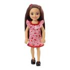 Boneca Barbie Chelsea Brunette com vestido estampado de cereja com babados