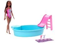 Boneca Barbie Conjunto de Brinquedo Maiô e Piscina - com Acessórios Mattel