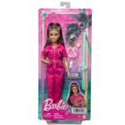 Boneca Barbie em macacão rosa moderno com acessórios e cachorrinho de estimação - 194735162413