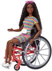 Boneca Fashionista com Cadeira de Rodas e Acessórios