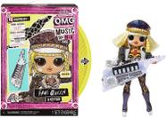 Boneca LOL Surprise OMG Remix Rock Fame Queen. Inclui 15 surpresas: keytar, roupas, sapatos, escova de cabelo, suporte, revista e t