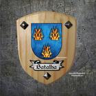 Brasão dá família Batalha na madeira clara
