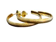 Brinco Meia Argola Texturizada Grande Folheada a Ouro 18k