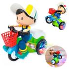 Brinquedo Boneco Boneca - Triciclo que Anda, LED, Som, Gira e Empina