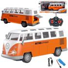 Brinquedo Carrinho Kombi Perua Retro Recarregável Com Controle Remoto Cor Laranja