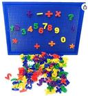 Brinquedo letras e números com pino com placa de mosaico.