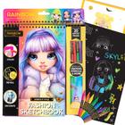 Caderno de desenho de moda Rainbow High Scratch 'n Style com estênceis