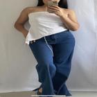 calça jeans wide leg azul escuro com barras levemente desfiada