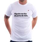 Camiseta Alguém me tira de perto de mim. - Foca na Moda