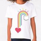 Camiseta curta espevitados infantil branco estampado bolso arco-íris