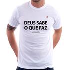 Camiseta Deus sabe o que faz, eu não - Foca na Moda