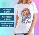 Camiseta Feminina Blusa Manga Curta Ele vive Ele reina Leão Moda Evangélica Cristã Gospel