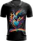 Camiseta Gola V do Orgulho LGBT Coração Amor 17