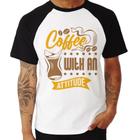 Camiseta Raglan Coffee With An Attitude - Foca na Moda