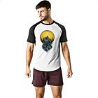 Camiseta Raglan Lobo uivando para lua