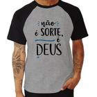 Camiseta Raglan Não é sorte, é Deus - Foca na Moda